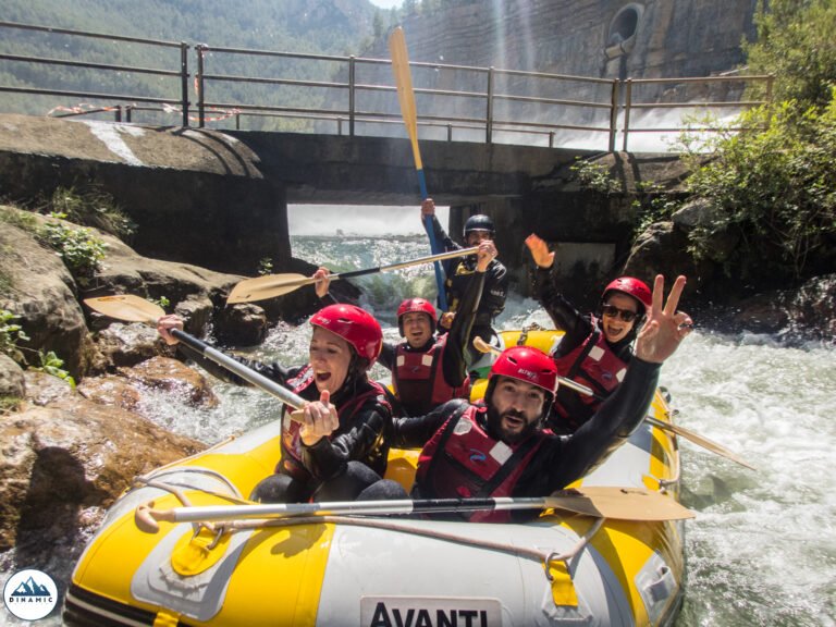 Rafting de aguas bravas en Montanejos. Si te gusta la adrenalina esta es tu aventura.