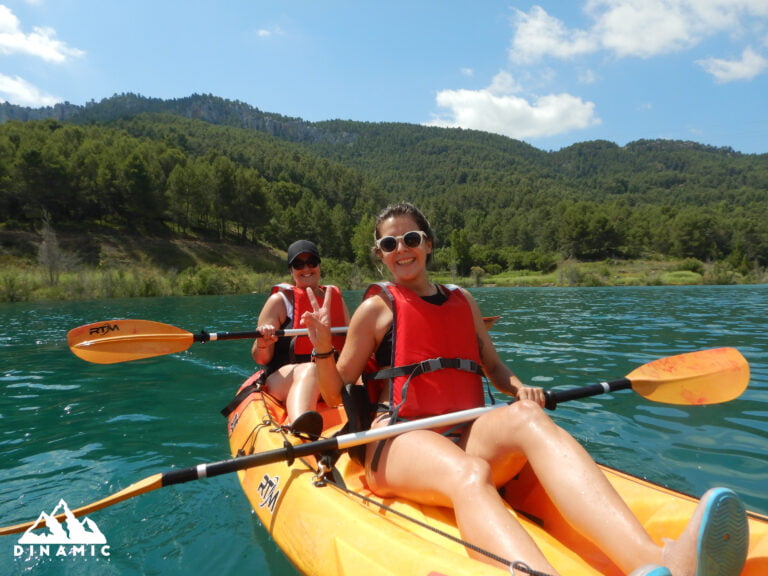 dos personas disfrutando de kayak en aguas tranquilas en montanejos